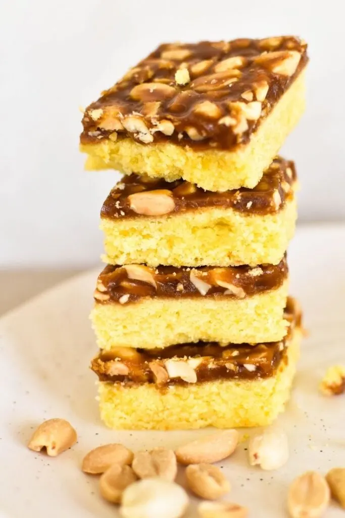 peanut caramel slice