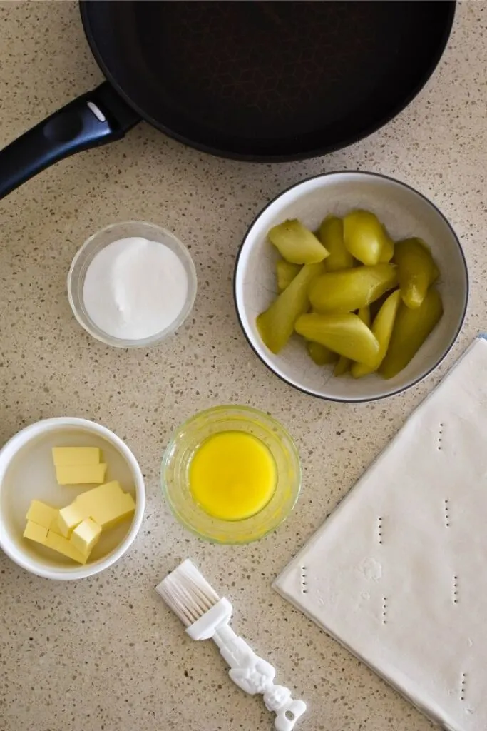 making tarte tartin