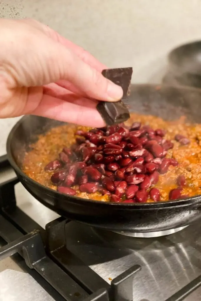 making chilli con carne
