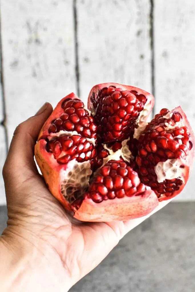 how to cut a pomegranate