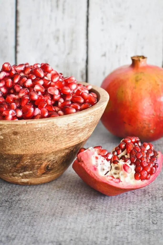 how to cut pomegranate