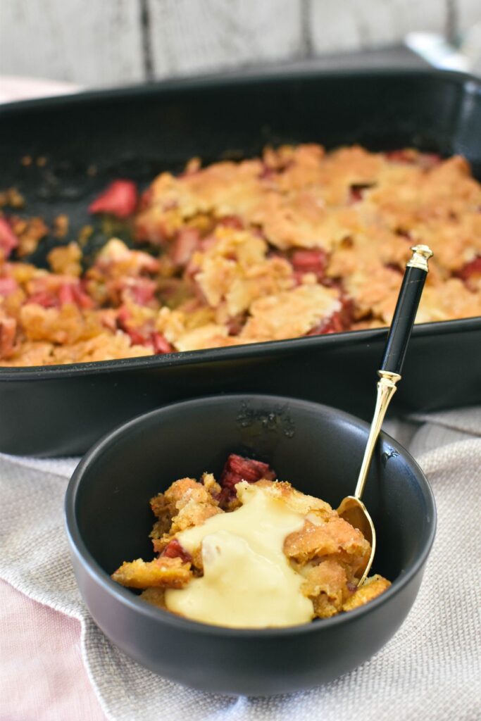 Rhubarb crumble with pudding