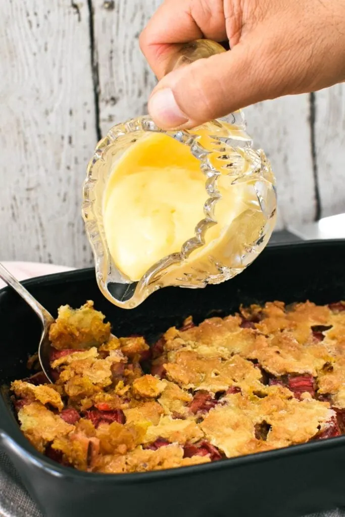 Rhubarb crumble with pudding