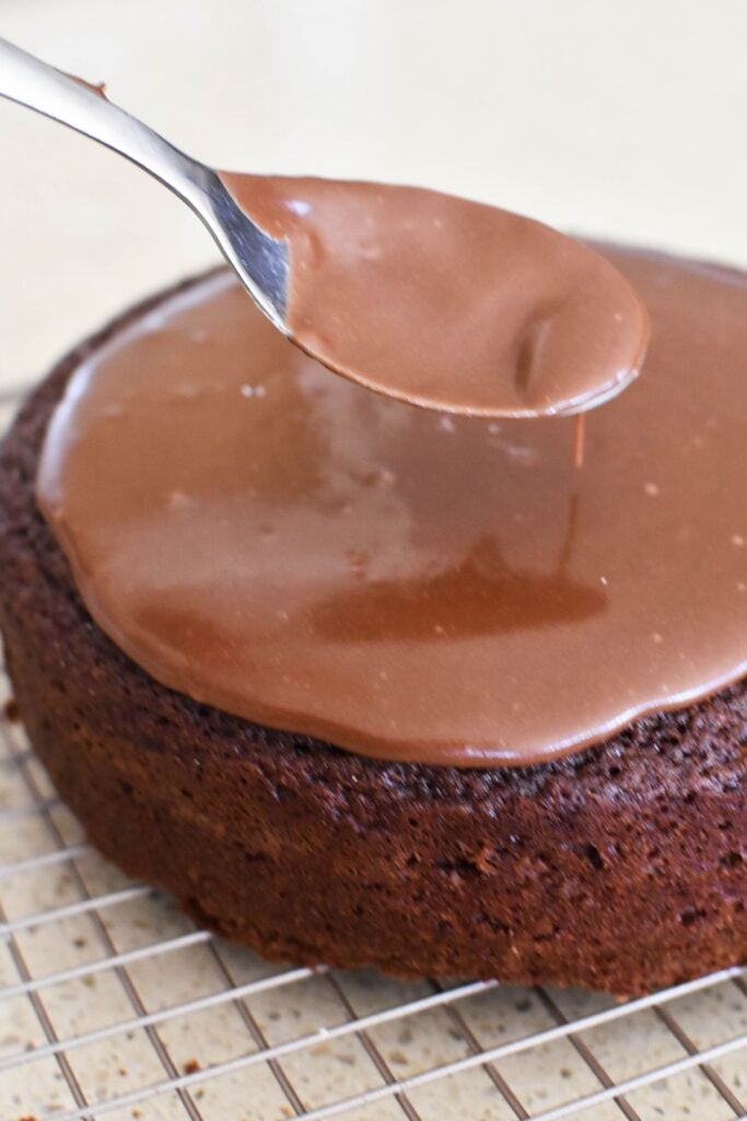 icing boiled chocolate cake.