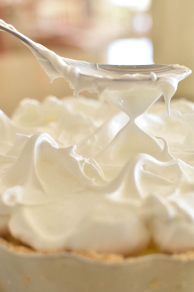 adding meringue to lemon meringue