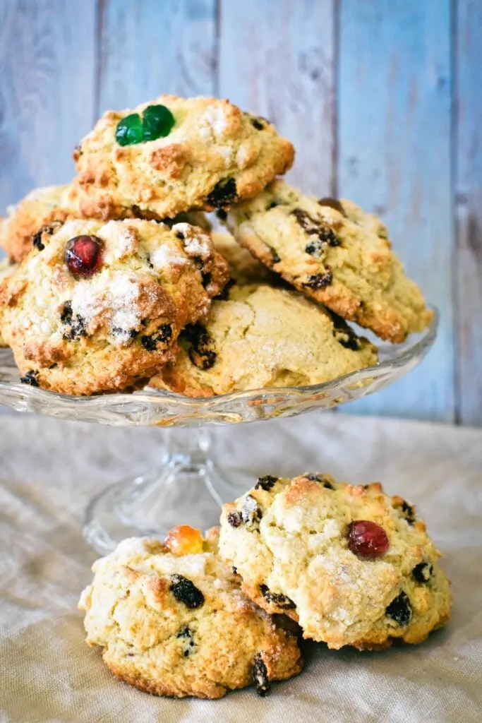 rock cakes on cake stand.