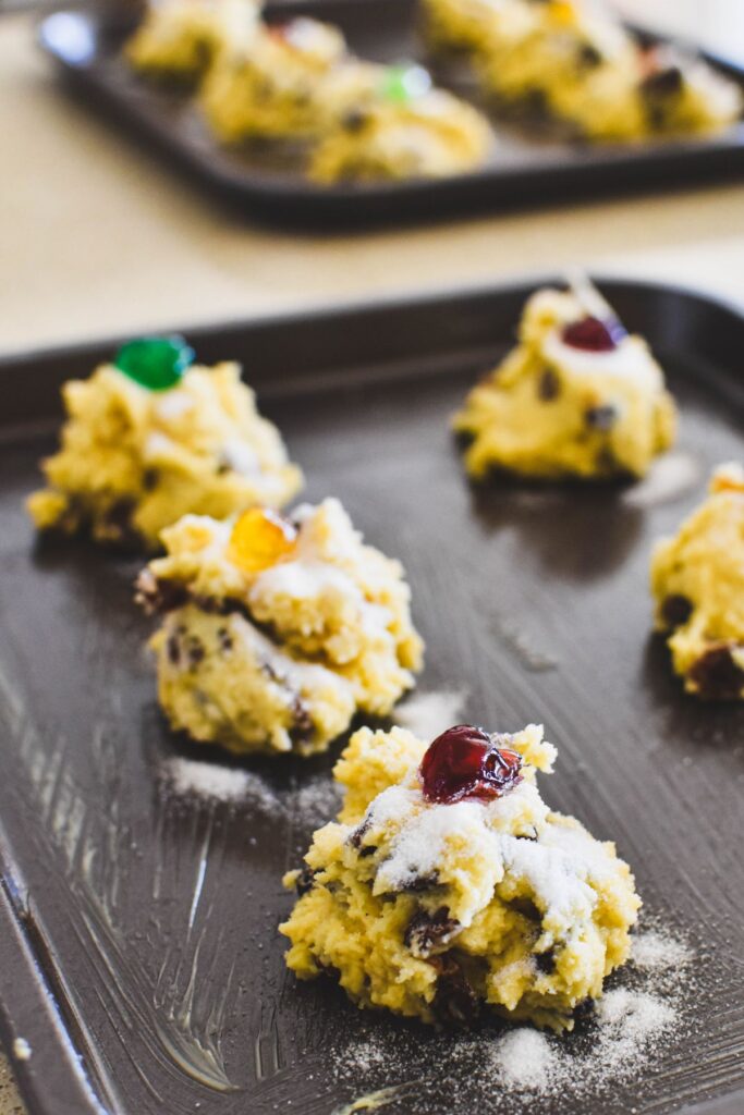 rock cakes on tray before being baked.