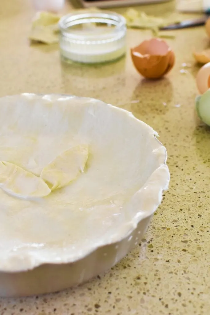 making bacon and egg pie
