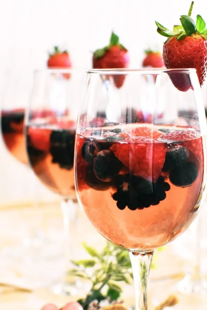 moscato jelly with berries served in wine glasses,