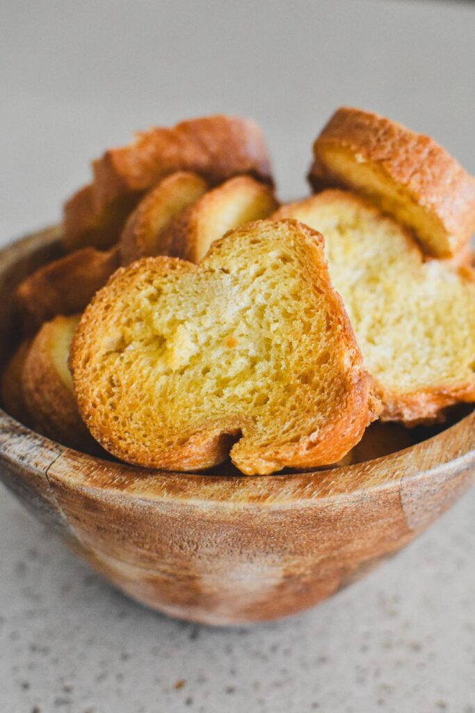 melba toast in bowl.