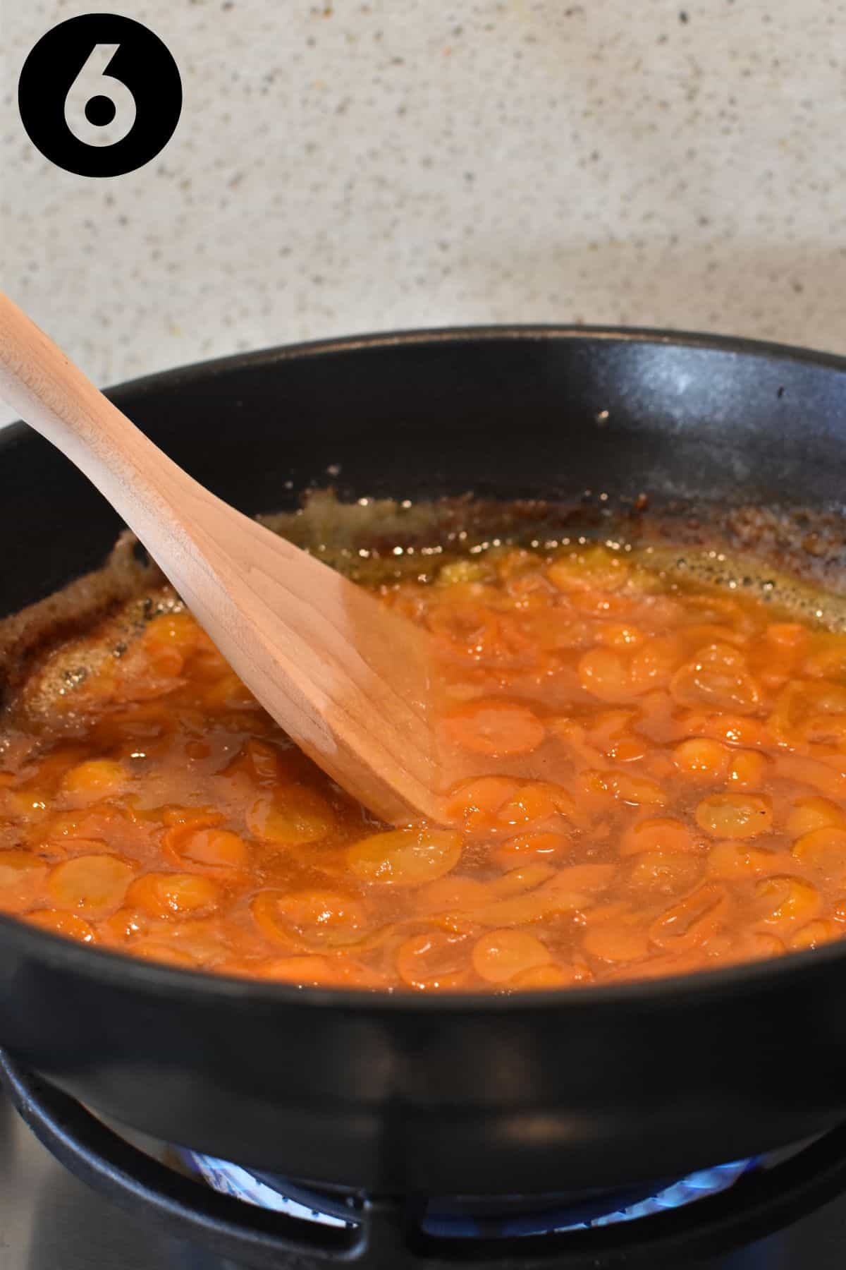 Boiling kumquat jam mixture.
