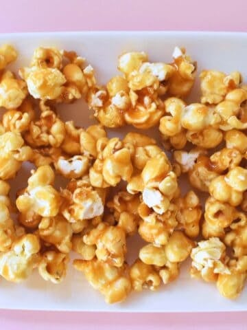 Honey popcorn on plate.