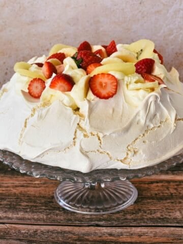 2 egg pavlova on cake stand.